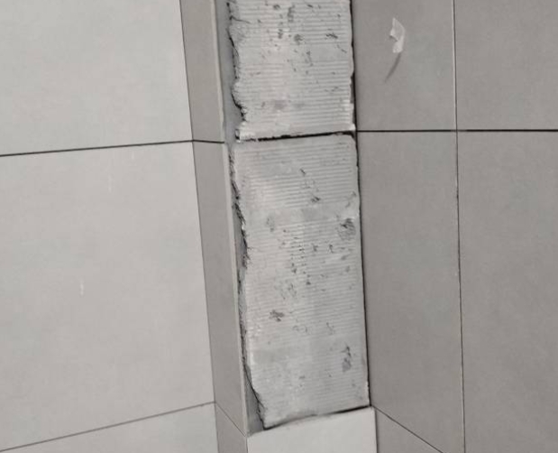 六安市瓷砖空鼓维修公司分享下瓷砖施工前基层浇水润湿程度不足，可能导致以下问题